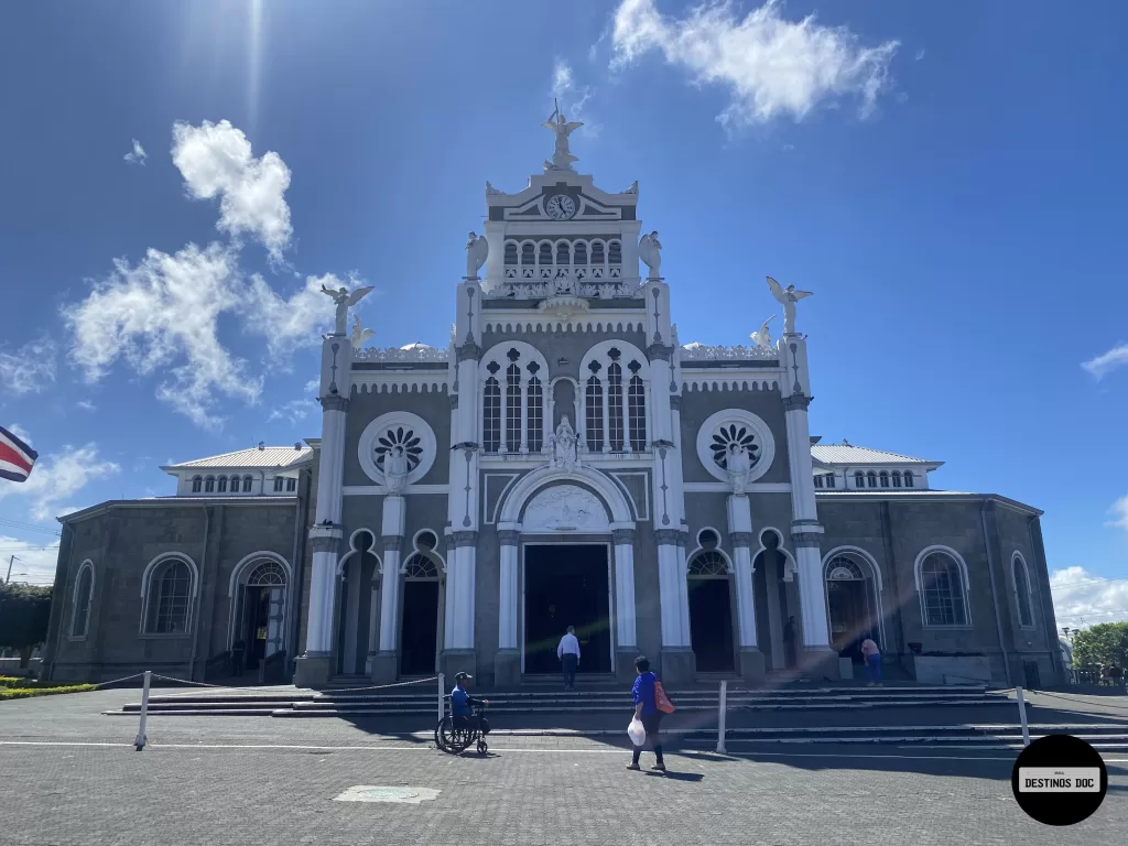 Fachada da Basílica de Nuestra Señora de los Angeles em Cartago, Costa Rica
