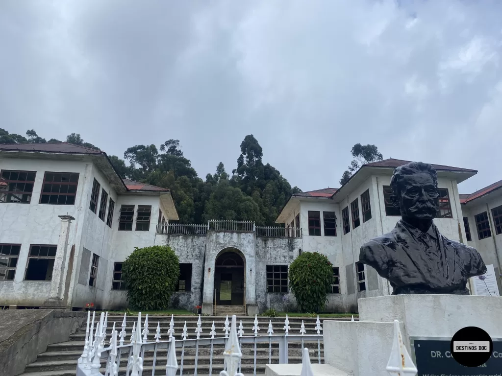 Vista externa do Sanatório Durán, local histórico e misterioso em Cartago