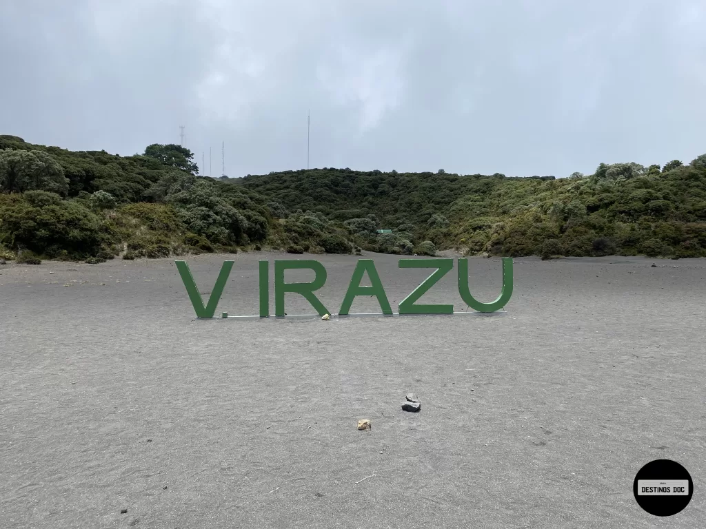 Crateras do Vulcão Irazu com paisagem vulcânica na Costa Rica